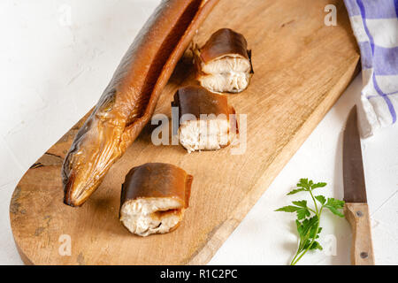 Geräucherter Aal bereit zu essen. Leckeren frisch zubereiteten Meeresfrüchte. Stockfoto