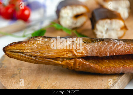 Geräucherter Aal bereit zu essen. Leckeren frisch zubereiteten Meeresfrüchte. Stockfoto