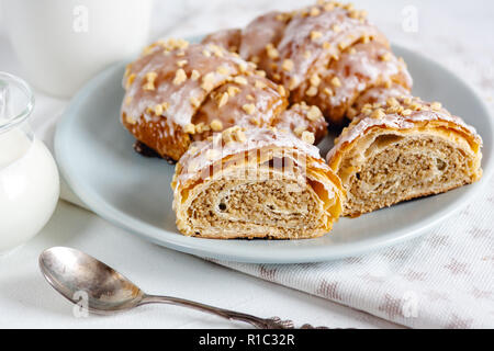 Polnischen traditionellen St. Martin Croissants. traditionelles Gebäck mit weißer Mohn Samen und Nüsse. Stockfoto