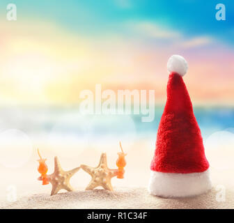 Santa Claus Hut auf dem weißen Sand von tropischen Strand. Weihnachten oder Silvester Urlaub Konzept. Stockfoto