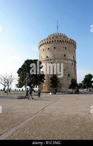 Thessaloniki, Griechenland - 08 Februar, 2014: Blick auf die Umgebung und den Weißen Turm auf der Uferpromenade in Thessaloniki, Griechenland. Stockfoto