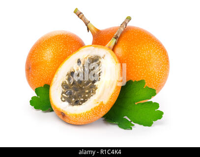 Grenadill ovale Frucht mit einem grünen Blatt sisolated auf Weiß mit Freistellungspfad Stockfoto