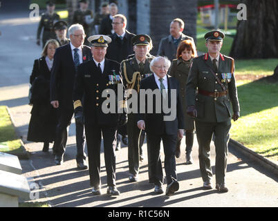 Vice Admiral Mark Mellett (links), Stabschef der irischen Streitkräfte, mit gewählter Präsident Michael D Higgins in einem irischen Staat Zeremonie in Glasnevin Cemetery in Dublin, das 100-jährige Jubiläum der Unterzeichnung der Waffenstillstand, dem Ende des Ersten Weltkriegs markiert zu markieren. Stockfoto