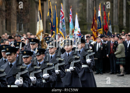 Mitglieder der Streitkräfte nehmen teil an einer Zeremonie in der City Chambers, Edinburgh, auf das 100-jährige Jubiläum der Unterzeichnung der Waffenstillstand, dem Ende des ersten Weltkriegs markiert. Stockfoto