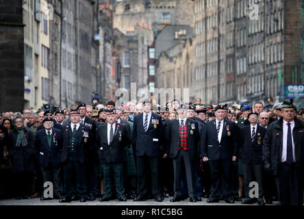 Veteranen stehen auf der Royal Mile im Rahmen einer Zeremonie in der City Chambers, Edinburgh, auf das 100-jährige Jubiläum der Unterzeichnung der Waffenstillstand, dem Ende des ersten Weltkriegs markiert. Stockfoto