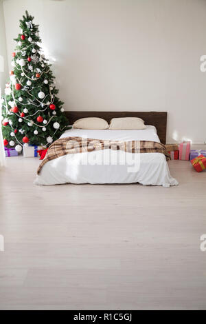 Weihnachten Schlafzimmer Innenraum Weihnachtsbaum und Geschenke neues Jahr Stockfoto