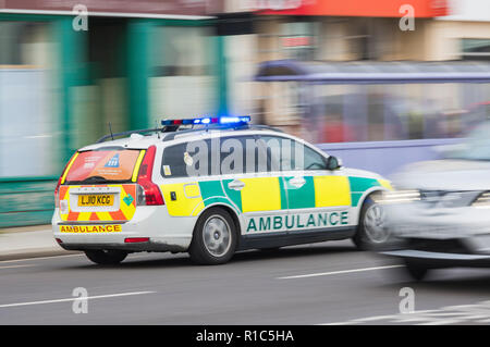 Krankenwagen schnelle Reaktion Auto mit Blaulicht auf dem Weg nach Notruf in West Sussex, UK. Motion blur Effekt. Stockfoto