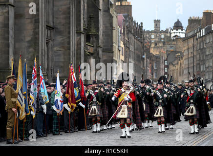 Eine militärische Pipe Band marschiert auf der Royal Mile für eine Zeremonie im City Chambers, Edinburgh, auf das 100-jährige Jubiläum der Unterzeichnung der Waffenstillstand, dem Ende des ersten Weltkriegs markiert. Stockfoto