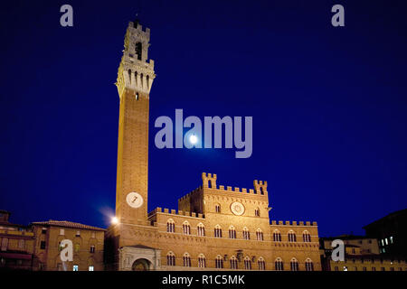 Der Torre del Mangia und die Palazzo Pubblico bei Nacht, über von der Piazza del Campo, Siena, Toskana, Italien Stockfoto