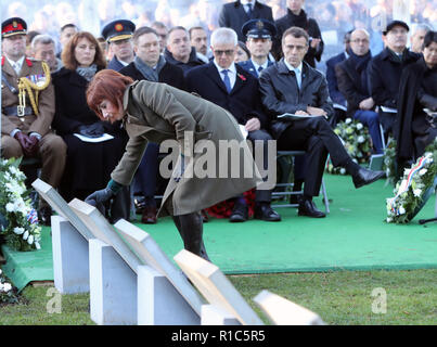 Minister für Kultur Josefa Madigan Enthüllung einer von fünf Victoria Cross Erinnerungstafeln während eines irischen Staat Zeremonie in Glasnevin Cemetery in Dublin, das 100-jährige Jubiläum der Unterzeichnung der Waffenstillstand, dem Ende des Ersten Weltkriegs markiert zu markieren. Stockfoto