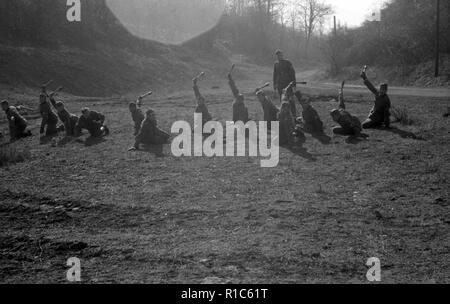 Wehrmacht Heer Übung mit Handgranate - deutsche Armee Übung mit Handgranate Stockfoto