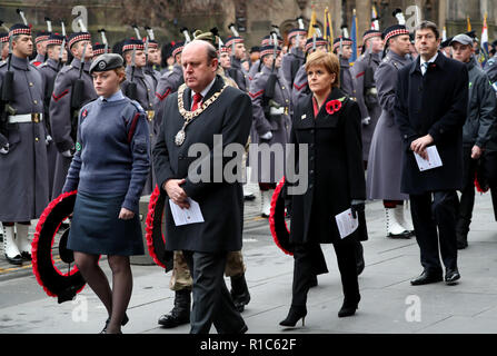 (Zweite von links nach rechts) Edinburgh Lord Provost Frank Ross, Erster Minister Nicola Stör und Vorsitzende des schottischen Parlaments Ken Macintosh im Rahmen einer Zeremonie in der City Chambers, Edinburgh, auf das 100-jährige Jubiläum der Unterzeichnung der Waffenstillstand, dem Ende des ersten Weltkriegs markiert. Stockfoto