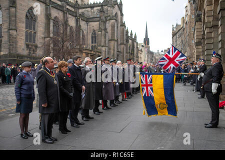 Würdenträger einschließlich (Zweite links) und Edinburgh Lord Provost Frank Ross, Erster Minister Nicola Stör und Vorsitzende des schottischen Parlaments Ken Macintosh im Rahmen einer Zeremonie in der City Chambers, Edinburgh, auf das 100-jährige Jubiläum der Unterzeichnung der Waffenstillstand, dem Ende des ersten Weltkriegs markiert. Stockfoto