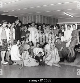 1967, historische, eine Gruppe von Grundschule teache zusammen in einem Zimmer für ein abschiedsfest Für eine der Angestellten. Stockfoto