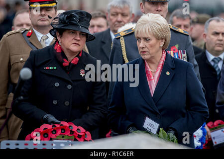 DUP-Chef Arlene Foster (links) und Heather Humphreys irische Ministerin für Wirtschaft, Unternehmen und Innovation an der Enniskillen Kenotaph während der Erinnerung Sonntag, Enniskillen, County Fermanagh, Nordirland, auf das 100-jährige Jubiläum der Unterzeichnung der Waffenstillstand, dem Ende des ersten Weltkriegs markiert. Stockfoto