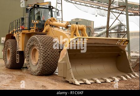 Eine Raupe mit Rädern laden Schaufel Arbeiten in einem Steinbruch in Leicestershire Stockfoto