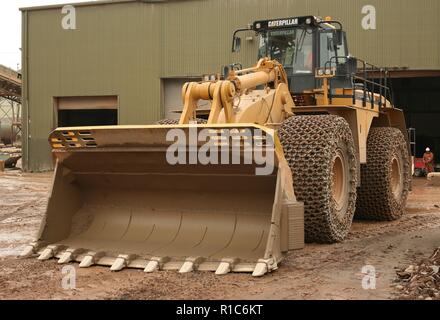 Eine Raupe mit Rädern laden Schaufel Arbeiten in einem Steinbruch in Leicestershire Stockfoto