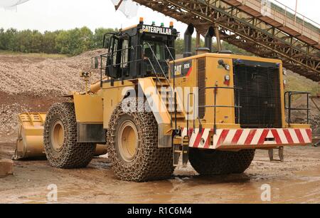 Eine Raupe mit Rädern laden Schaufel Arbeiten in einem Steinbruch in Leicestershire Stockfoto