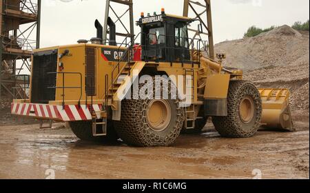 Eine Raupe mit Rädern laden Schaufel Arbeiten in einem Steinbruch in Leicestershire Stockfoto