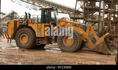 Eine Raupe mit Rädern laden Schaufel Arbeiten in einem Steinbruch in Leicestershire Stockfoto