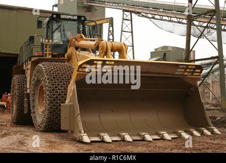 Eine Raupe mit Rädern laden Schaufel Arbeiten in einem Steinbruch in Leicestershire Stockfoto