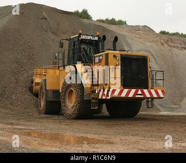 Eine Raupe mit Rädern laden Schaufel Arbeiten in einem Steinbruch in Leicestershire Stockfoto