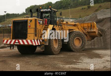 Eine Raupe mit Rädern laden Schaufel Arbeiten in einem Steinbruch in Leicestershire Stockfoto