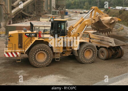 Eine Raupe mit Rädern laden Schaufel Arbeiten in einem Steinbruch in Leicestershire Stockfoto