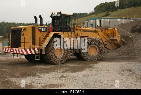 Eine Raupe mit Rädern laden Schaufel Arbeiten in einem Steinbruch in Leicestershire Stockfoto