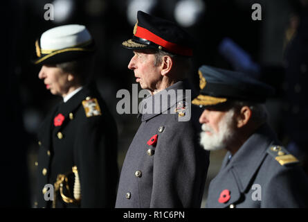 Die Princess Royal, Herzog von Kent (Mitte) und Prinz Michael von Kent (rechts) während der Trauerfeier am Ehrenmal Gedenkstätte in Whitehall, London, auf das 100-jährige Jubiläum der Unterzeichnung der Waffenstillstand, dem Ende des ersten Weltkriegs markiert. Stockfoto