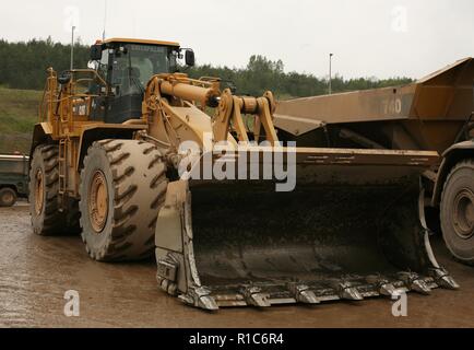 Eine Raupe mit Rädern laden Schaufel Arbeiten in einem Steinbruch in Leicestershire Stockfoto