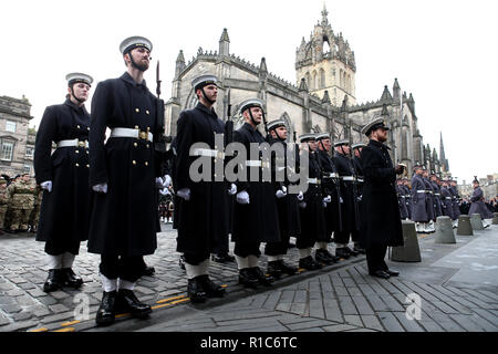 Royal Navy Personal auf der Royal Mile in der Vorderseite des St Giles' Cathedral im Rahmen einer Zeremonie in der City Chambers, Edinburgh, auf das 100-jährige Jubiläum der Unterzeichnung der Waffenstillstand, dem Ende des ersten Weltkriegs markiert. Stockfoto
