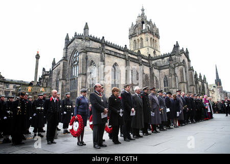 Würdenträger einschließlich (vordere Reihe, von links) Edinburgh Lord Provost Frank Ross, Erster Minister Nicola Stör, Vorsitzende des schottischen Parlaments Ken Macintosh und Generalanwalt Herr Scharf, während einer Zeremonie im City Chambers, Edinburgh, auf das 100-jährige Jubiläum der Unterzeichnung der Waffenstillstand, dem Ende des ersten Weltkriegs markiert. Stockfoto