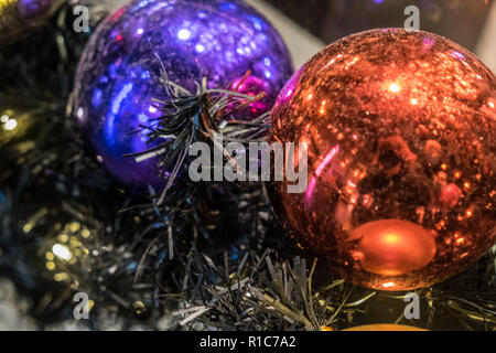 Blaue und rote Christbaumkugeln aus der Nähe Stockfoto