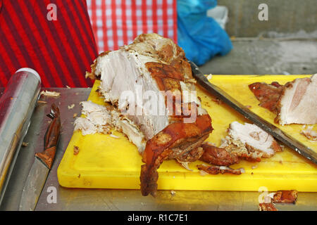 Textur und Muster des gebratenes Schwein Fleisch. Schweinen Haut gebraten auf einem Grill. Gebackenes Schweinefleisch Hintergrund Muster. Fleischfresser. Weihnachten frohe Feiertage Stockfoto