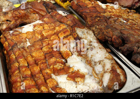 Textur und Muster des gebratenes Schwein Fleisch. Schweinen Haut gebraten auf einem Grill. Gebackenes Schweinefleisch Hintergrund Muster. Fleischfresser. Weihnachten frohe Feiertage Stockfoto