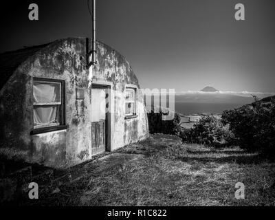 Schwarz-weiß Bild von Gebäude im Vordergrund und die Berge im Hintergrund Pico Azoren Portugal Europa Stockfoto