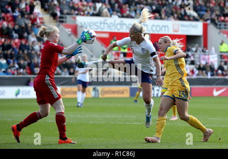 Schweden Torwart Hedvig Lindahl macht einen vor England's Rachel Daly beim internationalen Freundschaftsspiel der Damen an der AESSEAL New York Stadium, Rotherham speichern. Stockfoto