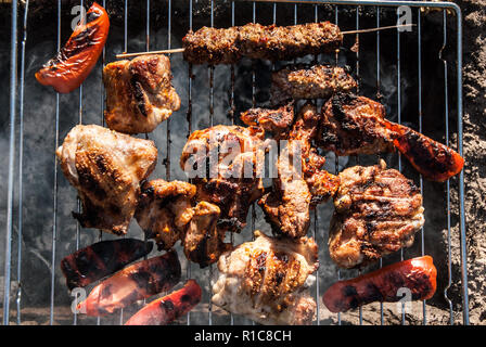 Fleisch und süßen roten Pfeffer shish Fleischspieße Grillen auf dem Gitter. Barbecue in touristische Forest Camp. Konzept - gesunde ernährung. Stockfoto