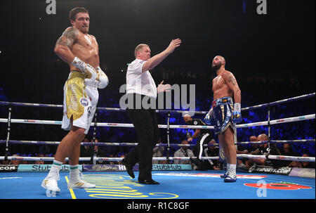 Tony Bellew (rechts) in Aktion gegen Oleksandr Usyk während der Wbc, WBA, IBF, WBO und Ring Magazin Cruiserweight WM-Kampf in der Manchester Arena. Stockfoto