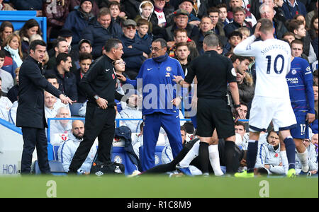 Everton manager Marco Silva (links) scheint frustriert wie Chelsea Manager Maurizio Sarri (Mitte) bei der Premier League Match an der Stamford Bridge, London aussieht. Stockfoto