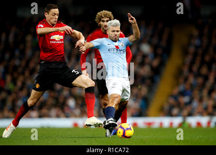 Von Manchester United Nemanja Matic (links) und Manchester City Sergio Agüero (rechts) während der Premier League Match an der Etihad Stadium, Manchester. Stockfoto