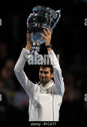 Novak Djokovic ist mit einer Trophäe für beendete das Jahr als Nummer eins der Welt Spieler während des Tages eine der Nitto ATP-Finale in der O2 Arena in London vergeben. Stockfoto