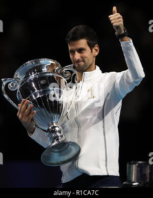 Novak Djokovic ist mit einer Trophäe für beendete das Jahr als Nummer eins der Welt Spieler während des Tages eine der Nitto ATP-Finale in der O2 Arena in London vergeben. Stockfoto