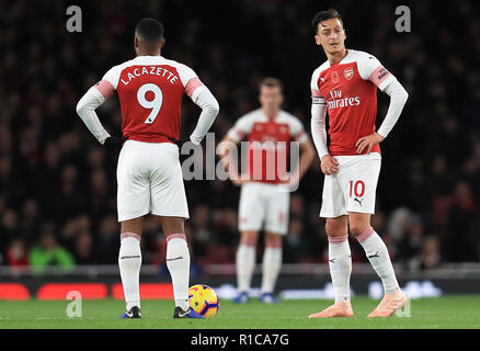 Von Arsenal Alexandre Lacazette (links) und Mesut Ozil erscheinen niedergeschlagen nach Wolverhampton Wanderers ihr erstes Ziel der Ziel während der Premier League Match im Emirates Stadium, London. Stockfoto