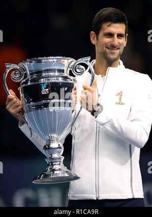 Novak Djokovic ist mit einer Trophäe für beendete das Jahr als Nummer eins der Welt Spieler während des Tages eine der Nitto ATP-Finale in der O2 Arena in London vergeben. Stockfoto