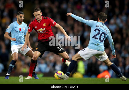 Von Manchester United Nemanja Matic (Mitte) in Aktion als Manchester City Bernardo Silva (rechts) und Riad Mahrez (links) Blick auf während der Premier League Match an der Etihad Stadium, Manchester. Stockfoto