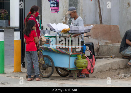 JAKARTA, JAVA, INDONESIE-8 AUGUSTUS, 2018: Indonesische street vendor (warung) entlang der Seite der Straße. Diese warung ausgeht, sehen Sie eine Menge in Indones Stockfoto