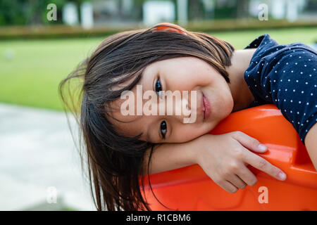 Lächelnde Mädchen Spaß auf dem Spielplatz. Stockfoto