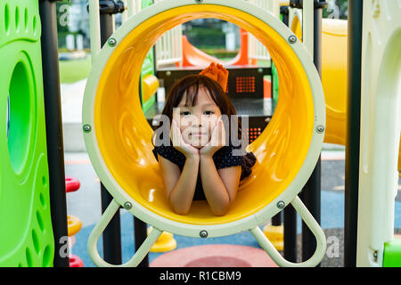 Lächelnde Mädchen Spaß auf dem Spielplatz. Stockfoto